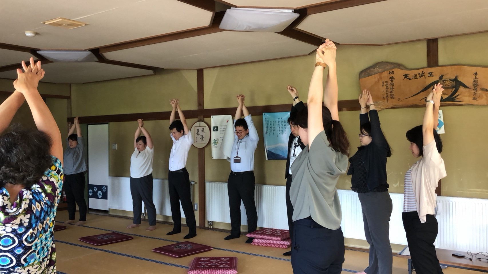 軽運動教室で準備体操をする見学チーム
